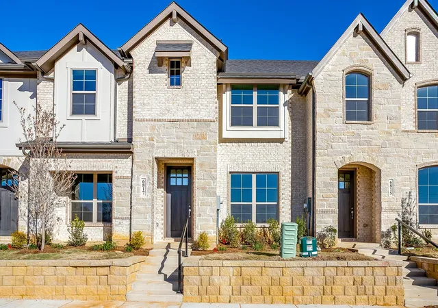 Photo 2 of Townhouse for sale at 6916 Yellow Hammer Wy, Arlington, TX 76001 | MLS# 21230709 | Listing updated on 2026-08-22
