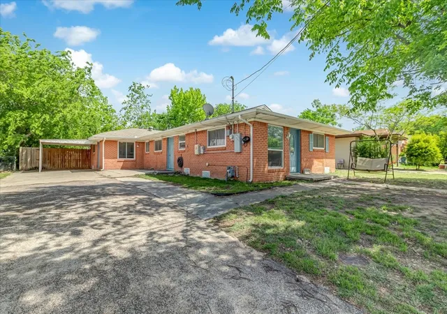 Photo 2 of Single family home for sale at 713 Bailey St, Denton, TX 76205 | MLS# 21227383 | Listing updated on 2026-08-21