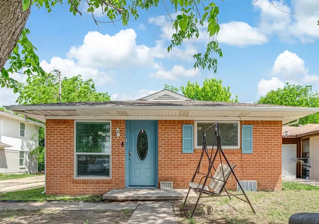 Photo 4 of Single family home for sale at 713 Bailey St, Denton, TX 76205 | MLS# 21227383 | Listing updated on 2026-08-21