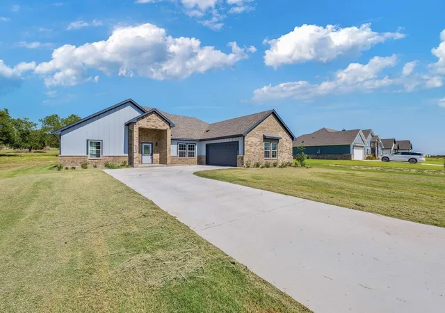 Photo 2 of Single family home for sale at 1013 Don Eve Ct, Azle, TX 76020 | MLS# 21230895 | Listing updated on 2026-10-08