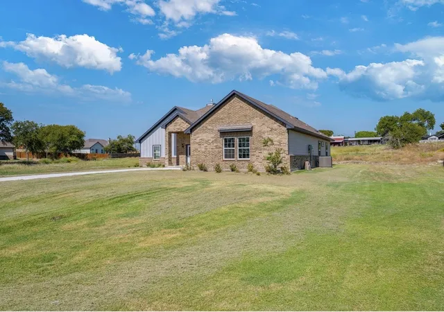 Photo 3 of Single family home for sale at 1013 Don Eve Ct, Azle, TX 76020 | MLS# 21230895 | Listing updated on 2026-10-08