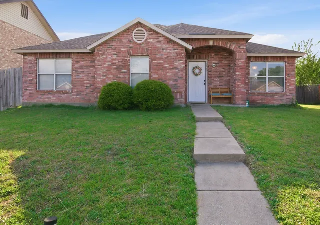 Homes for sale in Cedar Hill, TX | 329 Beechwood Ln, Cedar Hill, TX 75104 | MLS# 21230676