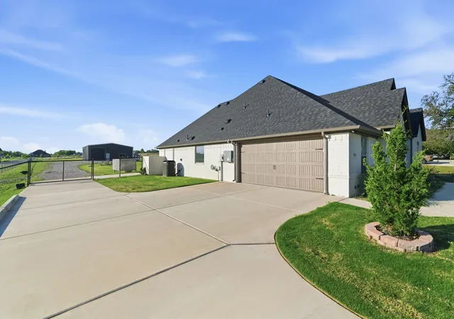 Homes for sale in Poolville, TX | 1016 Paradise Pkwy, Poolville, TX 76487 | MLS# 21227264