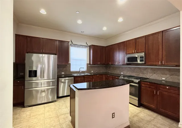 Photo 4 of Townhouse for sale at 15727 Seabolt Pl, Addison, TX 75001 | MLS# 21231929 | Listing updated on 2026-08-18