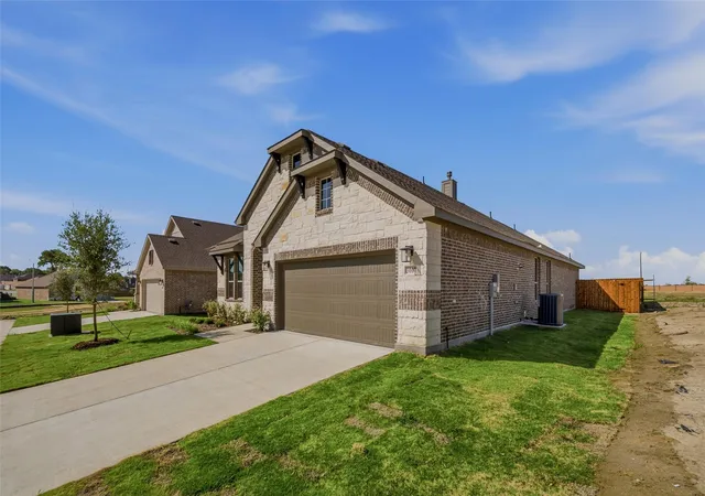 Photo 3 of Single family home for sale at 3007 Leopard Ln, Ennis, TX 75119 | MLS# 21231967 | Listing updated on 2026-09-27
