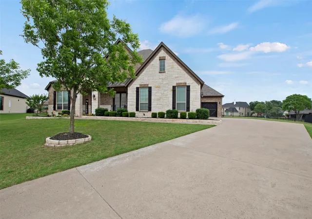 Photo 3 of Sale Pending at 700 Britton Pl, Rockwall, TX 75032 | MLS# 21230593 | Listing updated on 2026-08-17