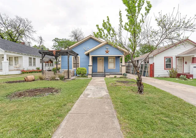Single family home for sale at 2218 Lincoln Avenue, Fort Worth, TX 76164 | MLS# 21232073