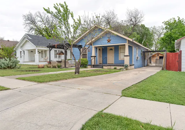 Photo 2 of Single family home for sale at 2218 Lincoln Avenue, Fort Worth, TX 76164 | MLS# 21232073 | Listing updated on 2026-07-24
