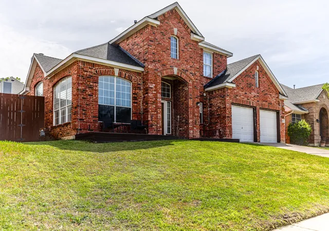 Photo 3 of Single family home for sale at 611 Laura Ln, Grand Prairie, TX 75052 | MLS# 21232070 | Listing updated on 2026-07-27