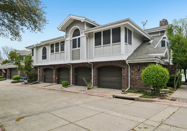 Photo 3 of Sale Pending at 9955 Waterfront Trl, Rockwall, TX 75087 | MLS# 21231417 | Listing updated on 2026-07-17