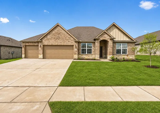 Photo 1 of Sale Pending at 215 Saddletree Dr, Nevada, TX 75173 | MLS# 21232332 | Listing updated on 2026-09-01