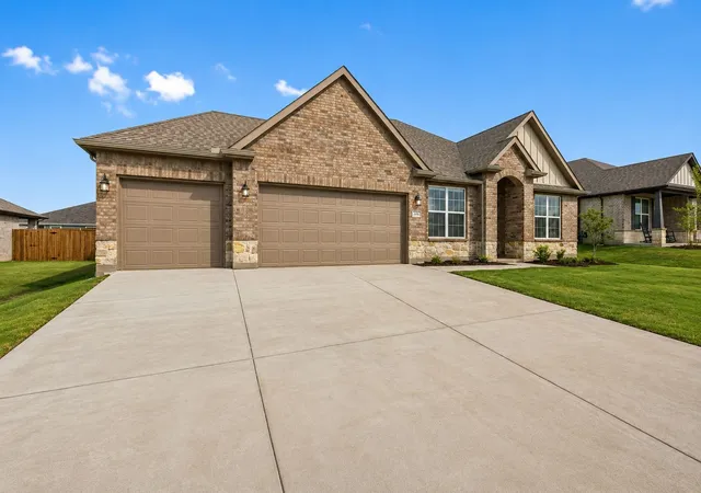 Photo 2 of Sale Pending at 215 Saddletree Dr, Nevada, TX 75173 | MLS# 21232332 | Listing updated on 2026-09-01