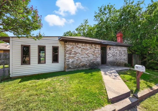 Photo 3 of Sale Pending at 1516 W Seventh St, Irving, TX 75060 | MLS# 21231711 | Listing updated on 2026-07-17