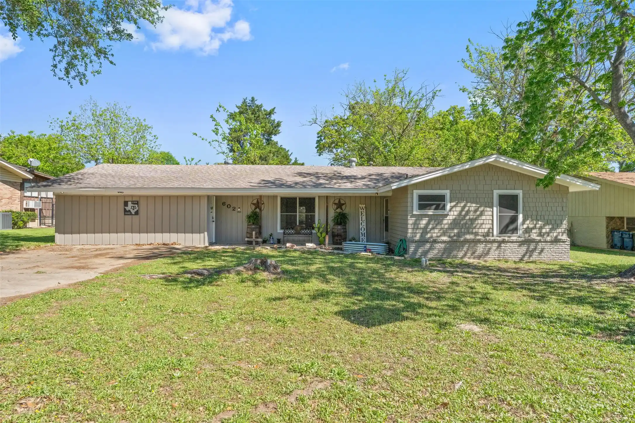 Photo 1 of Single family home for sale at 602 Colonial Dr, Athens, TX 75751 | MLS# 21223888 | Listing updated on 2026-10-16