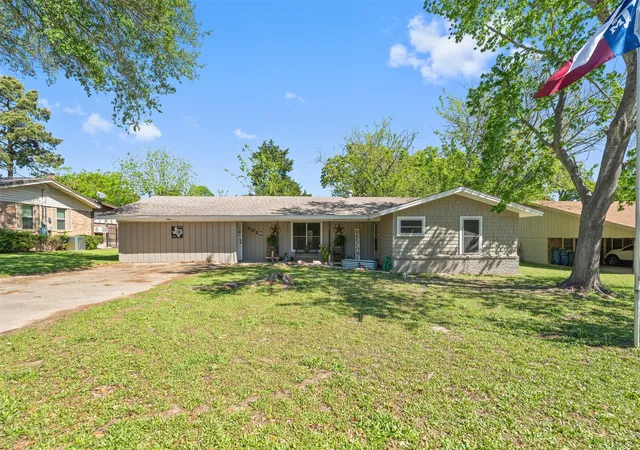 Photo 2 of Single family home for sale at 602 Colonial Dr, Athens, TX 75751 | MLS# 21223888 | Listing updated on 2026-08-27