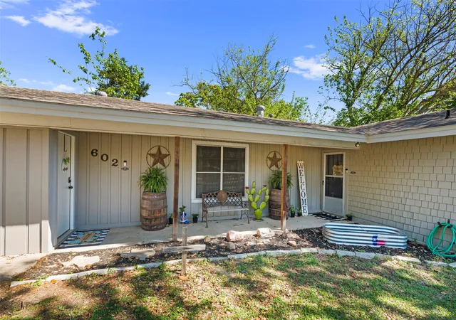 Photo 3 of Single family home for sale at 602 Colonial Dr, Athens, TX 75751 | MLS# 21223888 | Listing updated on 2026-08-27