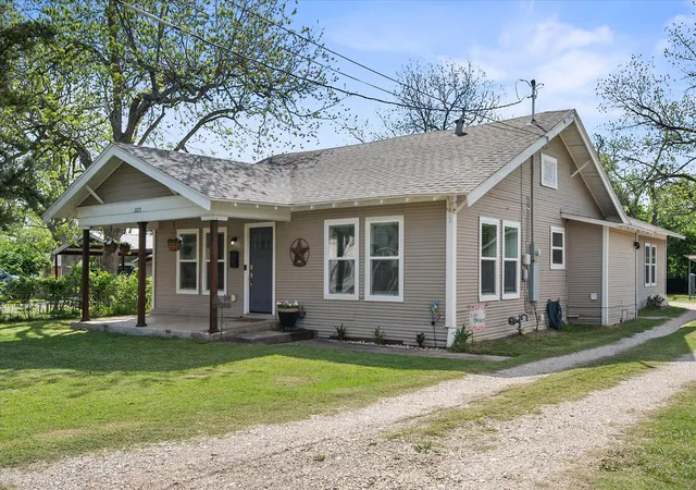 Photo 1 of Single family home for sale at 2215 W Park Row Blvd, Corsicana, TX 75110 | MLS# 21232631 | Listing updated on 2026-07-07