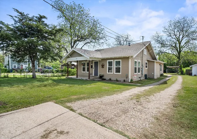 Photo 2 of Single family home for sale at 2215 W Park Row Blvd, Corsicana, TX 75110 | MLS# 21232631 | Listing updated on 2026-07-07
