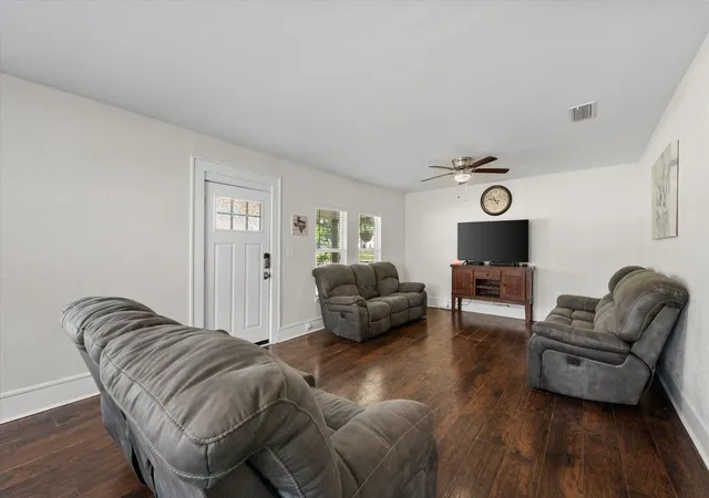 Photo 4 of Single family home for sale at 2215 W Park Row Blvd, Corsicana, TX 75110 | MLS# 21232631 | Listing updated on 2026-07-07
