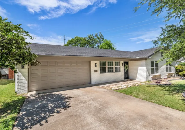 Homes for sale in Woodway, TX | 1208 Southwood Dr, Woodway, TX 76712 | MLS# 21231845