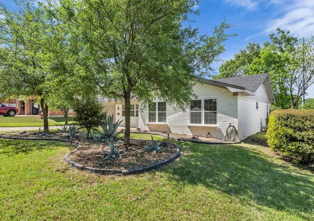 Homes for sale in Woodway, TX | 1208 Southwood Dr, Woodway, TX 76712 | MLS# 21231845