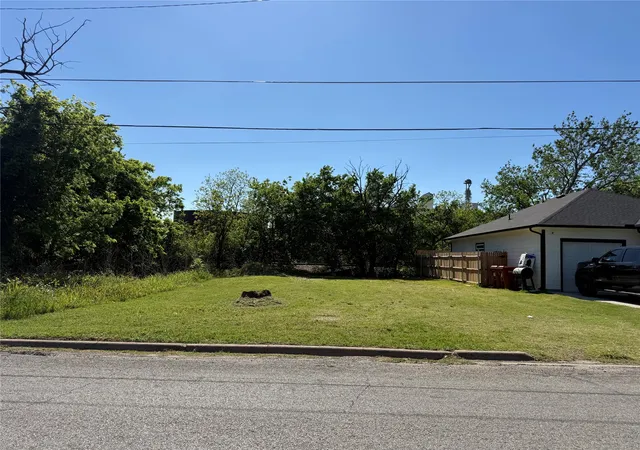 Photo 1 of Sale Pending at 622 S First St, Sherman, TX 75090 | MLS# 21230651 | Listing updated on 2026-09-21