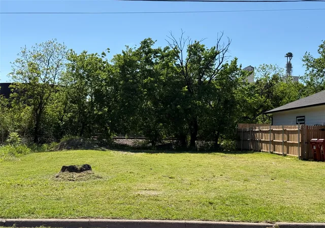 Photo 2 of Sale Pending at 622 S First St, Sherman, TX 75090 | MLS# 21230651 | Listing updated on 2026-09-21