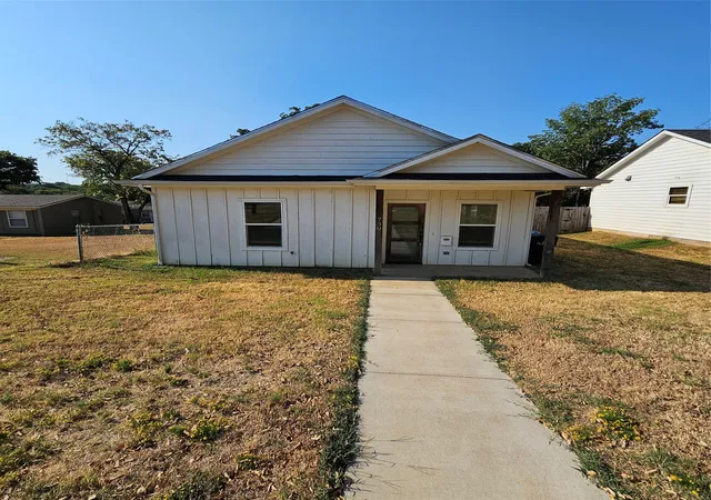 Photo 1 of Single family home for sale at 730 E Woodard St, Denison, TX 75021 | MLS# 21231071 | Listing updated on 2026-09-25