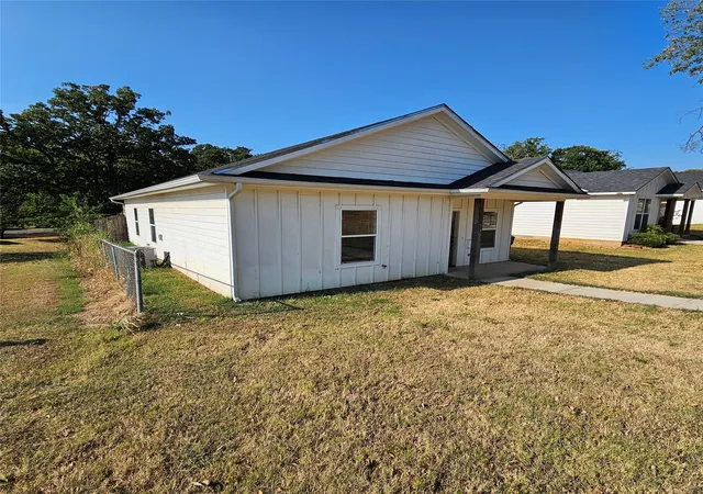 Photo 3 of Single family home for sale at 730 E Woodard St, Denison, TX 75021 | MLS# 21231071 | Listing updated on 2026-09-25