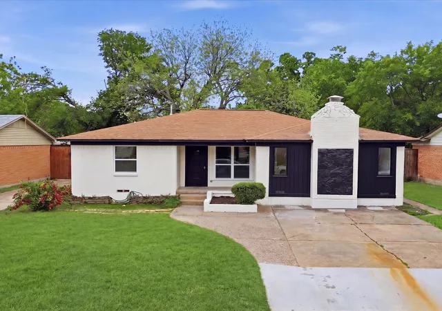 Homes for sale in Carrollton, TX | 1112 Noble Ave, Carrollton, TX 75006 | MLS# 21233066