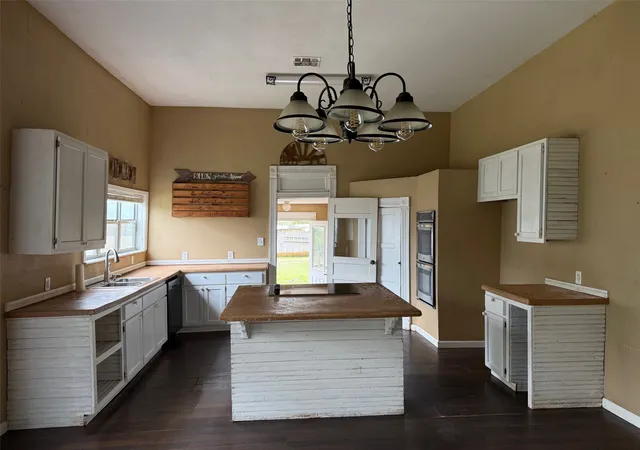 Photo 3 of Sale Pending at 280 W 4th St, Crawford, TX 76638 | MLS# 21233082 | Listing updated on 2026-10-05