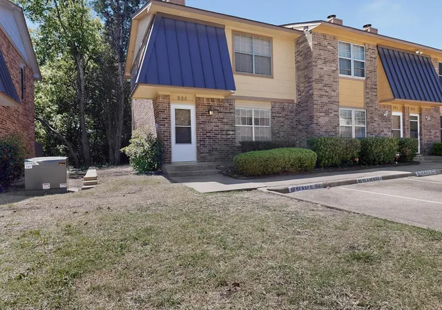 Homes for sale in Cedar Hill, TX | 925 Cedar Terrace, Cedar Hill, TX 75104 | MLS# 21230292