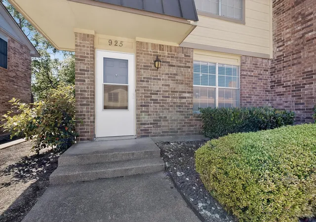 Homes for sale in Cedar Hill, TX | 925 Cedar Terrace, Cedar Hill, TX 75104 | MLS# 21230292