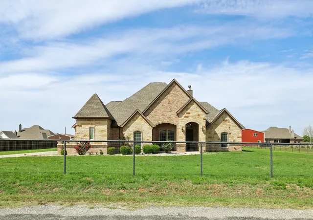 Homes for sale in Springtown, TX | 1020 Jesse James Ln, Springtown, TX 76082 | MLS# 21230511