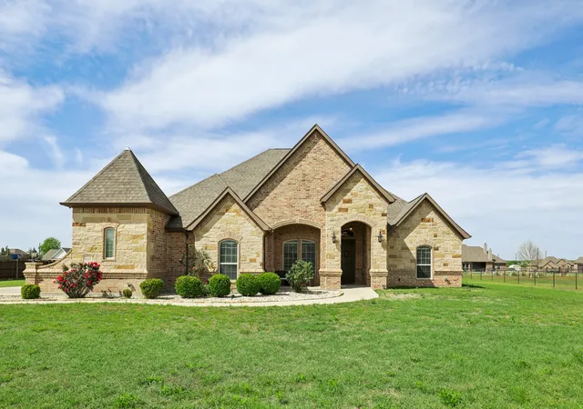 Homes for sale in Springtown, TX | 1020 Jesse James Ln, Springtown, TX 76082 | MLS# 21230511