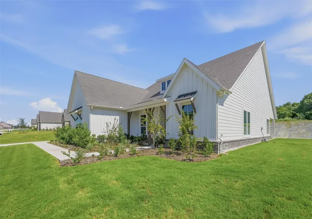 Photo 4 of Single family home for sale at 1004 Perrin Ln, Van Alstyne, TX 75495 | MLS# 21233325 | Listing updated on 2026-10-07
