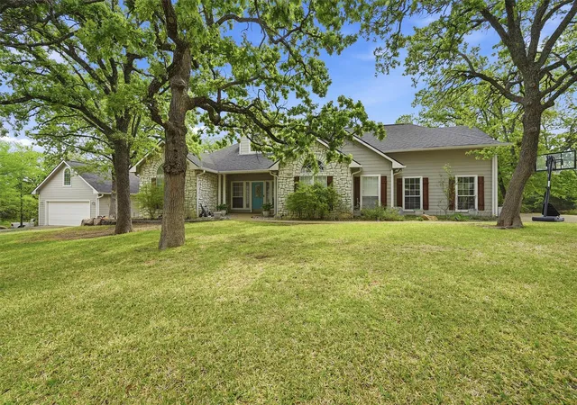 Homes for sale in Lake Kiowa, TX | 106 Shoshone Dr, Lake Kiowa, TX 76240 | MLS# 21233547