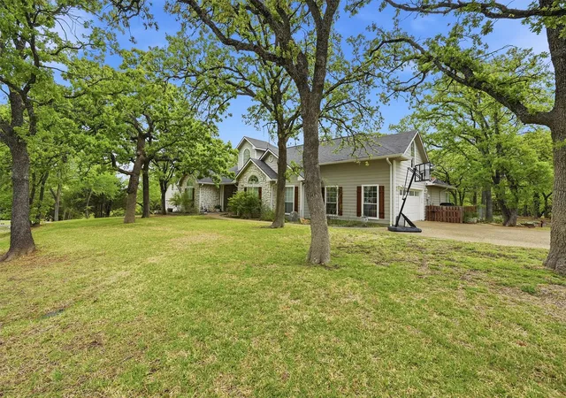 Homes for sale in Lake Kiowa, TX | 106 Shoshone Dr, Lake Kiowa, TX 76240 | MLS# 21233547