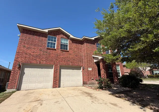 Photo 1 of Sale Pending at 10400 Wagon Rut Ct, Fort Worth, TX 76108 | MLS# 21233538 | Listing updated on 2026-08-28