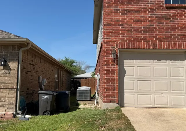Photo 3 of Sale Pending at 10400 Wagon Rut Ct, Fort Worth, TX 76108 | MLS# 21233538 | Listing updated on 2026-08-28