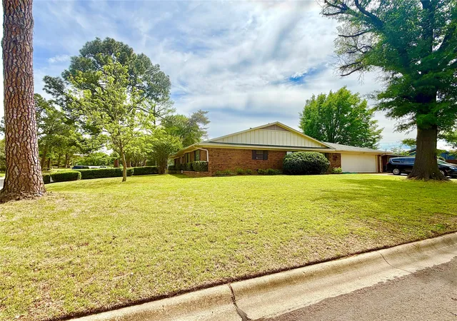 2nd image of 1800 Southridge Dr, Denton, TX 76205 | MLS# 21233708