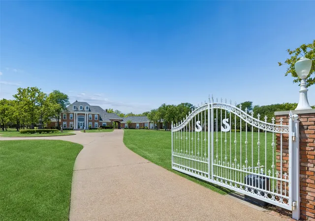 Photo 3 of Single family home for sale at 385 Meadow View Dr, Argyle, TX 76226 | MLS# 21231988 | Listing updated on 2026-08-28