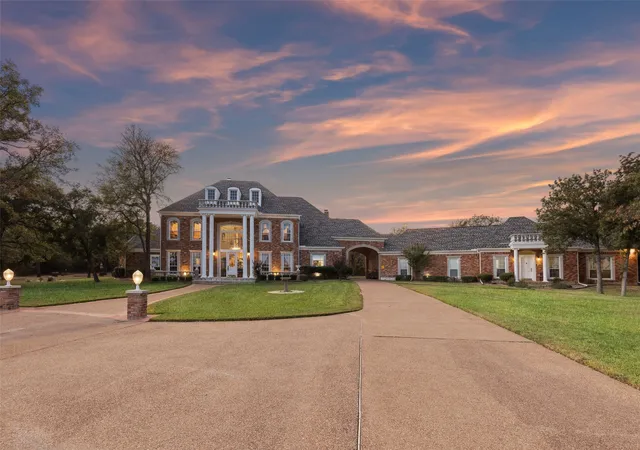 Photo 4 of Single family home for sale at 385 Meadow View Dr, Argyle, TX 76226 | MLS# 21231988 | Listing updated on 2026-08-28