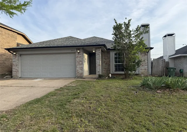 Photo 2 of Sale Pending at 900 Cornfield Dr, Arlington, TX 76017 | MLS# 21233751 | Listing updated on 2026-07-06