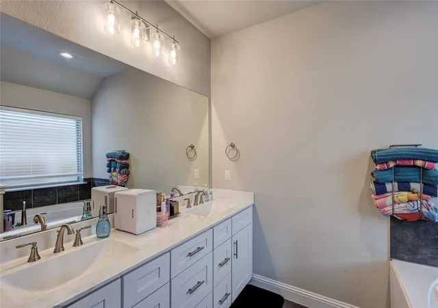 Photo 4 of Single family home for sale at 1408 Eagle Nest Dr, Azle, TX 76020 | MLS# 21232181 | Listing updated on 2026-07-06