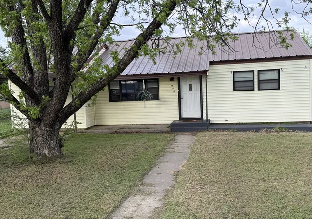 Homes for sale in Brownwood, TX | 204 Bluffview Dr, Brownwood, TX 76801 | MLS# 21233898