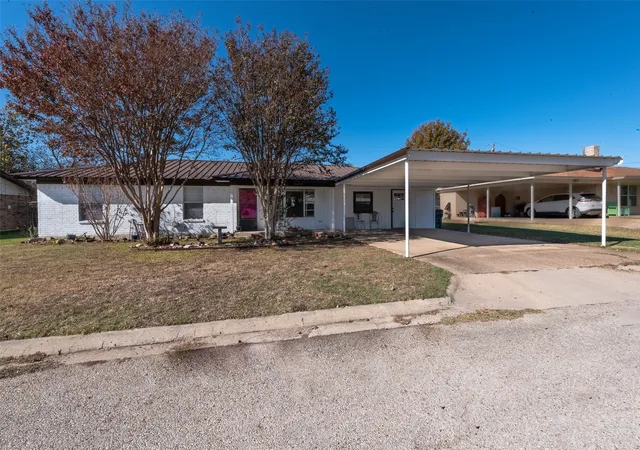 Homes for sale in Hamilton, TX | 403 Sherry Lee Ln, Hamilton, TX 76531 | MLS# 21233852