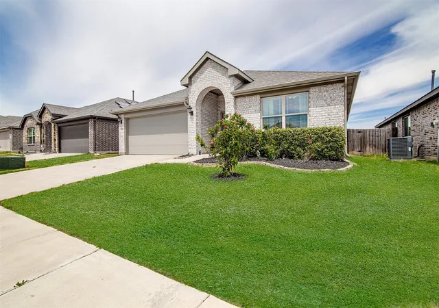 Photo 2 of Single family home for sale at 1109 Nighthawk Trl, Alvarado, TX 76009 | MLS# 21232466 | Listing updated on 2026-10-06