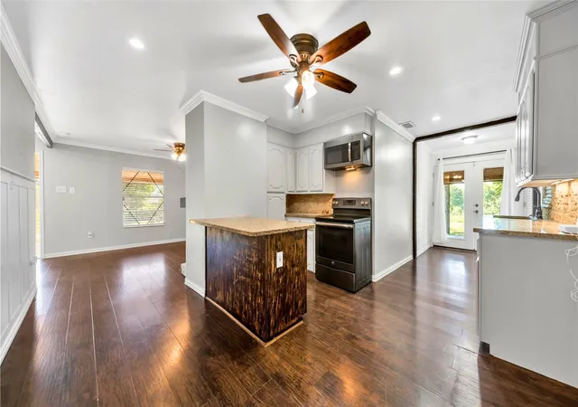 Photo 1 of Single family home for sale at 1542 W Reindeer Rd, Lancaster, TX 75146 | MLS# 21233961 | Listing updated on 2026-08-25