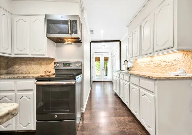 Photo 3 of Single family home for sale at 1542 W Reindeer Rd, Lancaster, TX 75146 | MLS# 21233961 | Listing updated on 2026-08-25